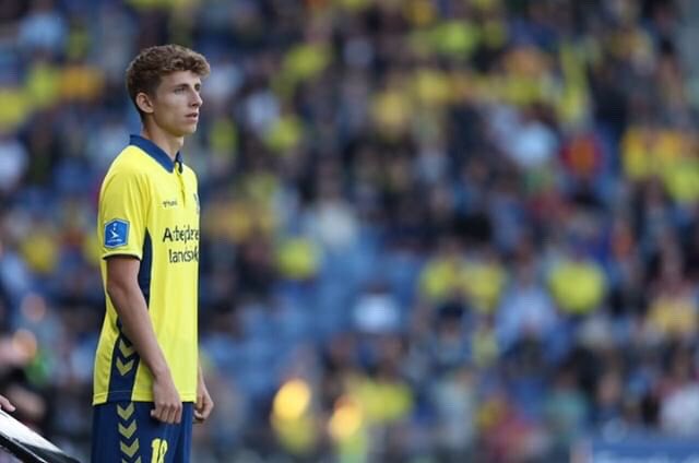 jobbe2902's tweet image. Hjemme fra mit værelse i Brøndby Strand kan jeg se lyset fra Brøndby Stadion lyse i mørket. I mange år har jeg drømt om at træde ind på den bane på det stadion og spille for Brøndby IF. I dag blev den drøm virkelighed og den her dag glemmer jeg aldrig. 💛💙