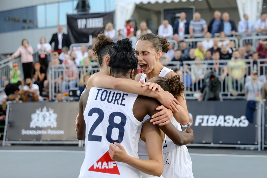 amfilip11's tweet photo. Super heureuse d’avoir remporté ce stop après prolongation de la #3x3WS à Ekaterinburg. Ce n’est pas fini d’autres échéances arrivent! 💪🤞🇫🇷 #letsgogirls #fiba3x3 #3x3ffbb https://t.co/z9hIBBWQnW