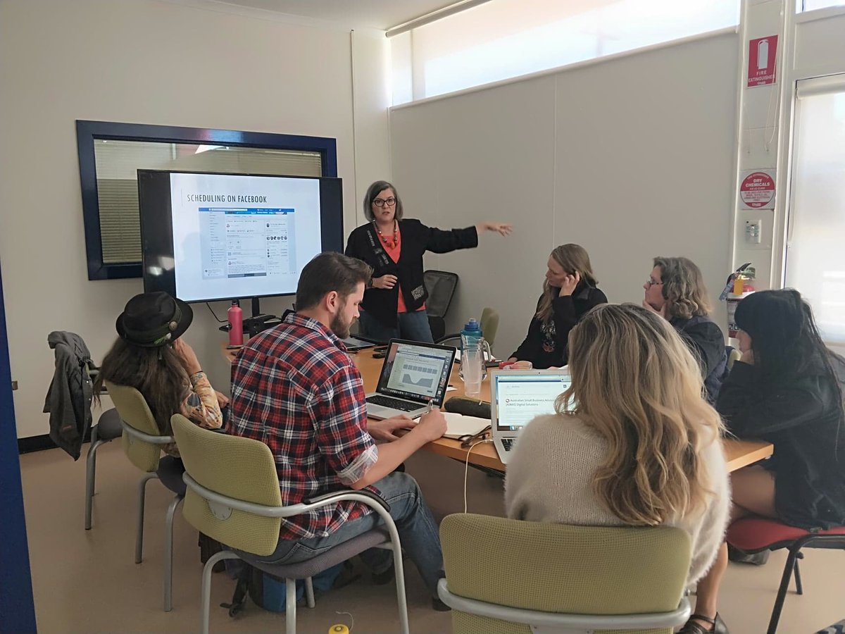 redHOTarts's tweet photo. Last Tuesday's Showcasing Your Art as a Professional Business Workshop with The Time Tamer -  Minimise Stress Maximise Time. Next two workshops coming up. See our website or Facebook for more details. #redhotarts #67bathst #workshop #artist #business #showmethemoneysoicanart https://t.co/x1t1N0hjCR