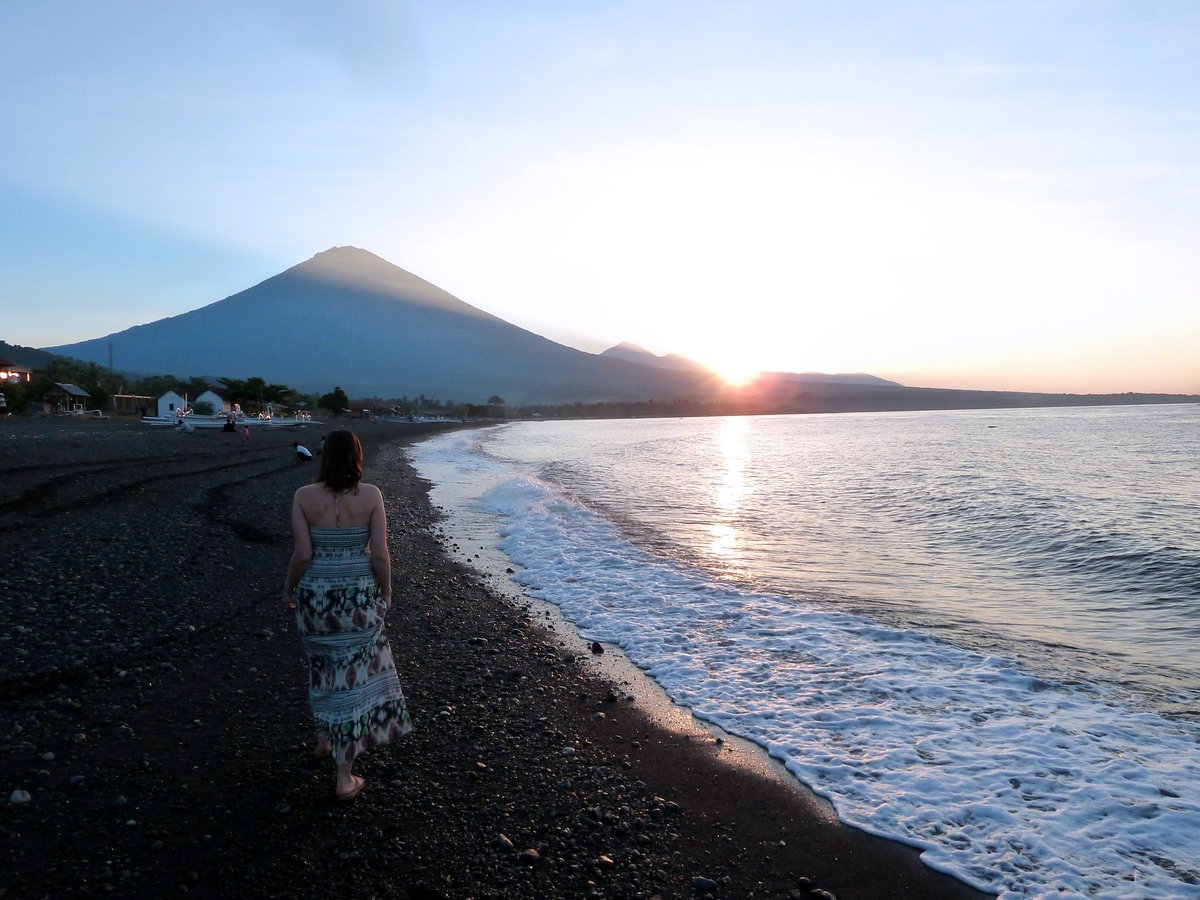 Etwas abseits der Touristenorte liegt das kleine Städtchen #Amed auf #Bali - Warum es uns dort ganz besonders gefallen hat und Taucher auf jeden Fall hier einen Stopp einlegen sollten, erfahrt ihr im neuen Beitrag auf unserem Blog:
goandtravel.de/amed/ #PADI #Tauchen