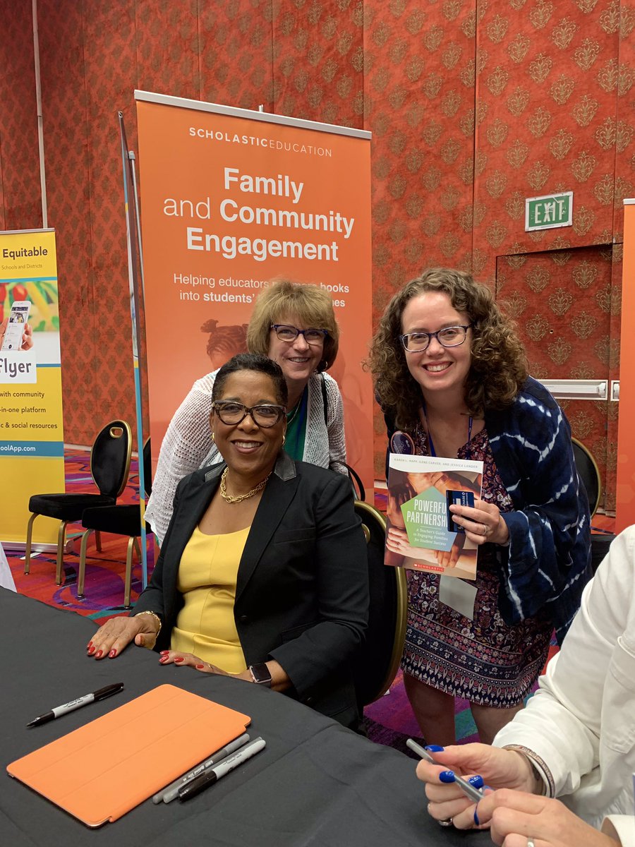 jmhobsonschoice's tweet image. Mrs. Smith and I have our moment with Family Engagement expert Carol Mapp. #dualcapacityframework #FCEConf19