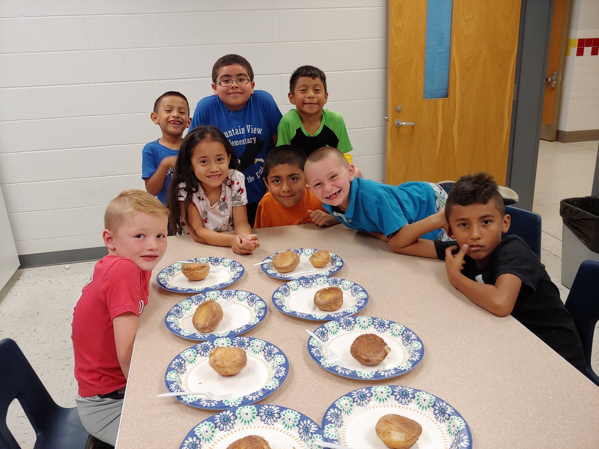 MsSchiffresMVES's tweet photo. These explorers learned about North America today with a passport stamp to Mexico and a taste of churro apple pies! https://t.co/kfNaqClJMN