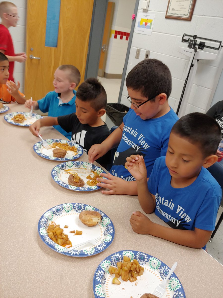 MsSchiffresMVES's tweet photo. These explorers learned about North America today with a passport stamp to Mexico and a taste of churro apple pies! https://t.co/kfNaqClJMN