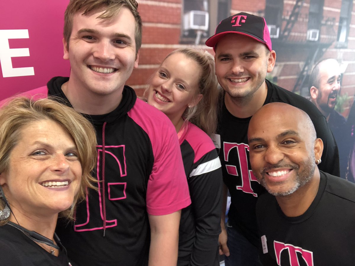 jenniferlpguru's tweet photo. Partnering up with GR8βοΈβοΈ team @TMobile L Street in Omaha! @BuddeGail @mirandajostark @MagentaBowler @MagentaKingg #keepupgoodwork #partnersalways https://t.co/vtNbdotjtU