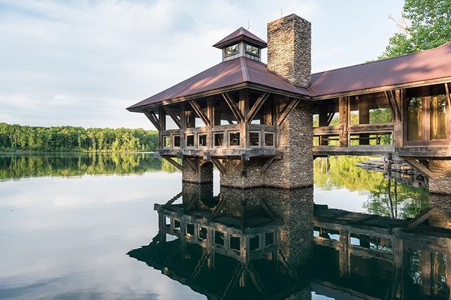 JLFDesignBuild's tweet photo. Maximizing the location of this Tennessee lake home with the abundance of water at the site facilitated a “floating pagoda” style that dramatically links the built and natural environs. Learn more about our many “Landscape Connections” in the latest Anvi… https://t.co/nsxez432Rb https://t.co/emdzCNVdAv