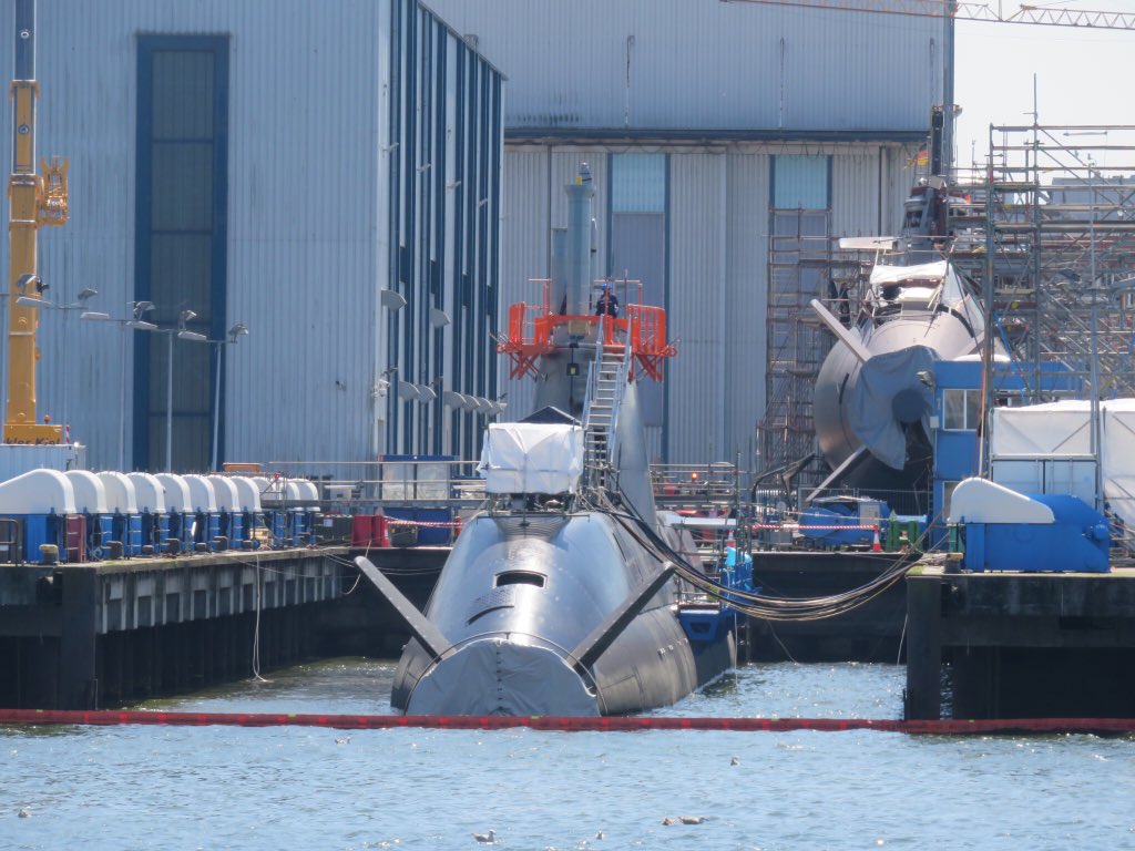 SerhatGuvenc's tweet image. Submarine building heritage in Kiel. Turkish Navy Ay class (German UA class) submarine launched in 1938. German 212 class submarines under repairs in 2019. #saldiray #kiel #ayclass #kruppnavalyard #germannavalyards #germannavy #turkishnavy #hdw212class #ssk #uboat ##KielerWoche