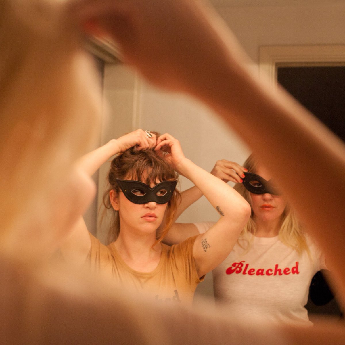 DUMDUMZINE's tweet photo. We are back with the latest installment of Text Message Interviews! 📲 This time, we chat with Jennifer Clavin of @HelloBleached about their upcoming album, current reads, angel pups, and growing up punk 🎸Read now at the link below! #DUMjams #getDUM https://t.co/fB9aLEmE6t https://t.co/Hk5W51uQRm