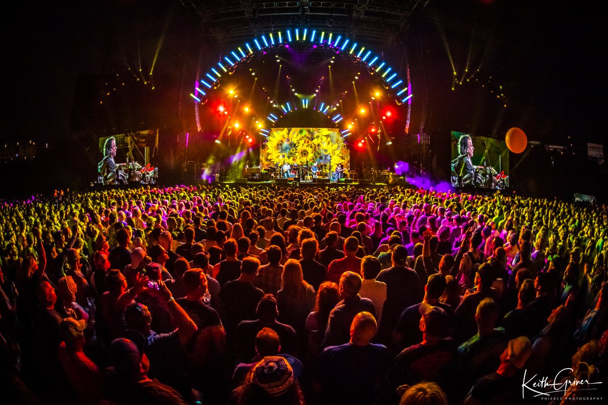 deadandcompany's tweet photo. “Only you & me at the edge of an endless sea. And remember that the only time is now” - from the East 💀🌹⚡️
Every moment from our #summer tour is now here: https://t.co/rQsREzSQPu https://t.co/jSl8s4SrQ4