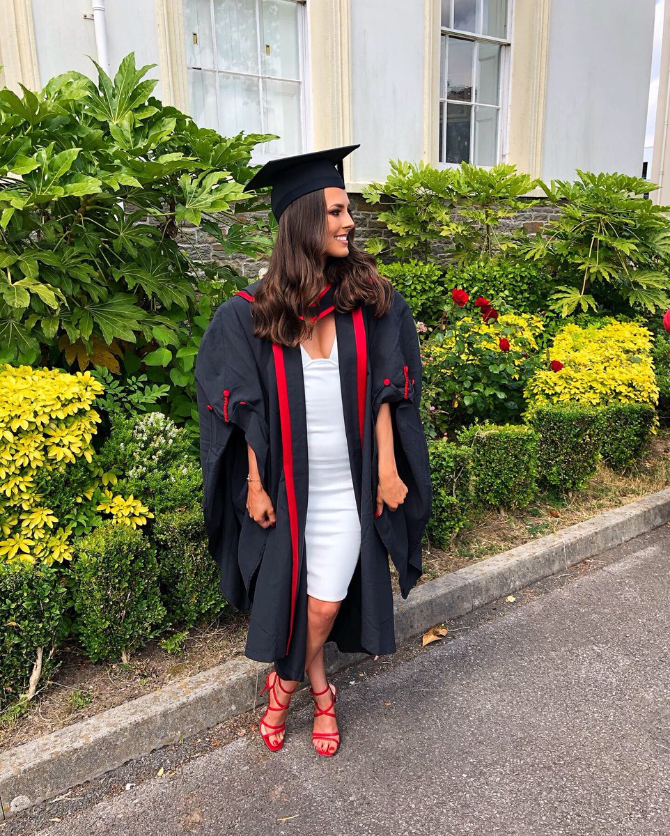 mia_wat's tweet photo. I cannot believe my university experience is over. The best decision to do a Criminology degree at USW I’m so grateful for the experience. I’ve officially graduated with a First Class Honours Degree in Criminology and Criminal Justice 😄🎓 #USWGrad @USWCriminology https://t.co/p2RphmPmof
