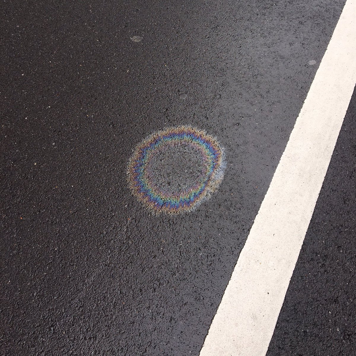 高野 雨の日に見るこの虹色のやつ ここ数年見てなかったので嬉しくなってしまった 油なんですけども