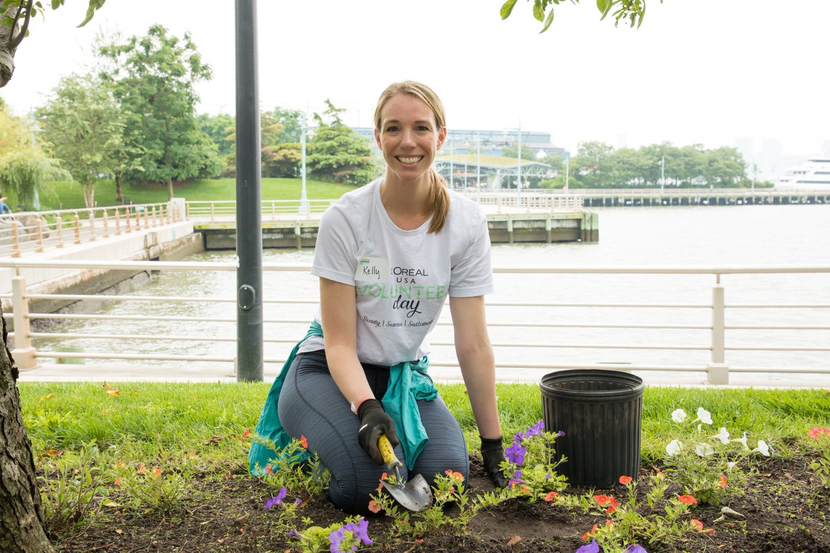 HudsonRiverPark's tweet photo. #TBT to a fantastic #HRPK Volunteer Day with @LOrealUSA! Thanks for helping us beautify our Chelsea parklands. #lorealgivesback https://t.co/ReS2YuHpiR