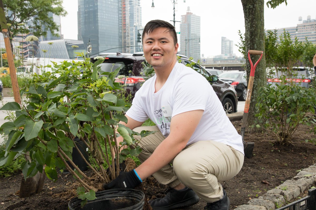 HudsonRiverPark's tweet photo. #TBT to a fantastic #HRPK Volunteer Day with @LOrealUSA! Thanks for helping us beautify our Chelsea parklands. #lorealgivesback https://t.co/ReS2YuHpiR