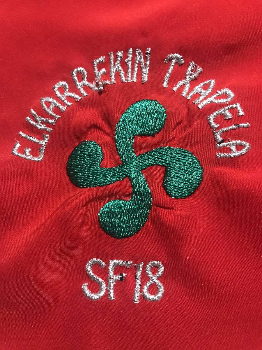 Mucha gente me pregunta por qué llevo este pañuelo si NO soy nacionalista. Lo llevo porque te quiero, Txapela! Y lo llevaré siempre. Viva San Fermín! #ELA <a href="/txap_ela/">Txapela Alberto Armendariz</a>