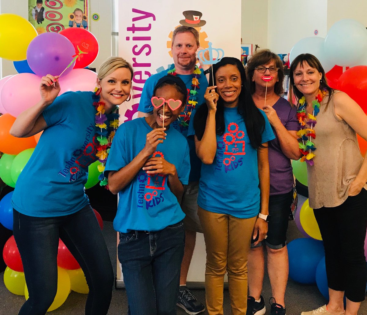 heatherwarrell's tweet image. THANKS to this crew and ALL the model teachers who joined us to LEAD the first ever #JCPSIT3 Technoversity Kids PD/Camp. Extra special thanks to @daniellewashb for saying YES to pioneering this new vision for kids and Ts. #WeAreJCPS #JCPSBackpack #KYGoDigital