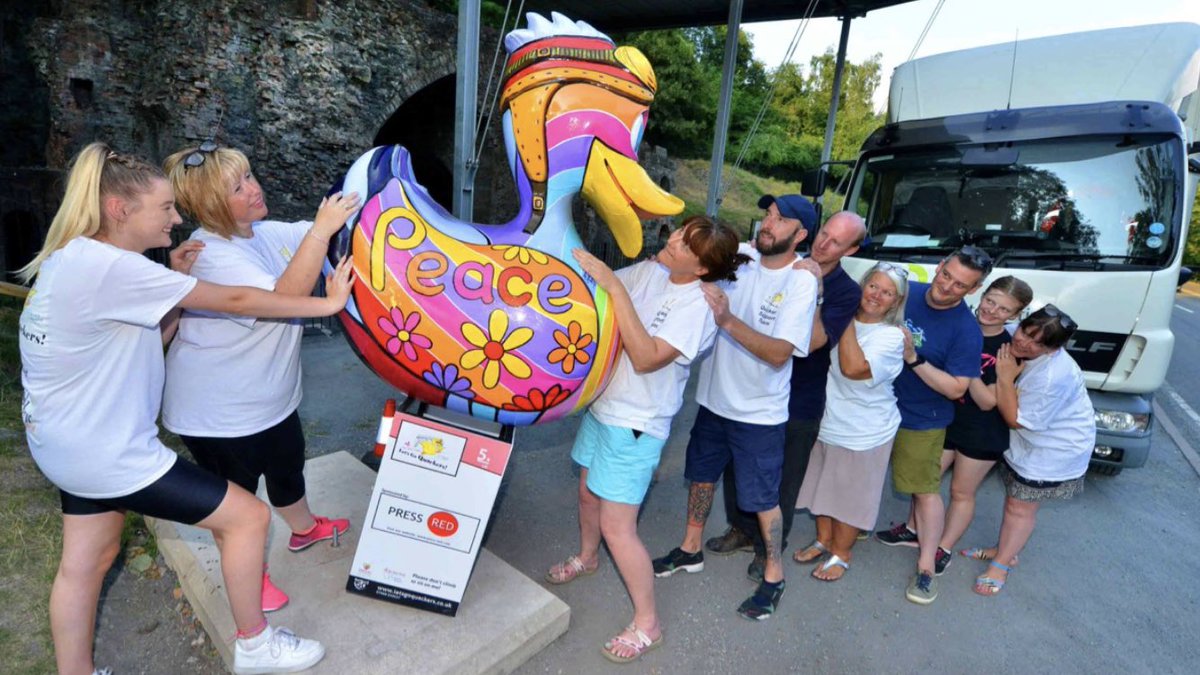 LetsGoQuackers's tweet photo. A year ago today we had great fun with the family &amp; Steve from @ShropshireStar 

We flew back to HQ from out nests in Ironbridge 

Uncle Wes &amp; Uncle @RichardTart1 the dream moving team &amp; all the family helping 

We miss all the kind happy humans 🦆 https://t.co/WnOSFUkIia