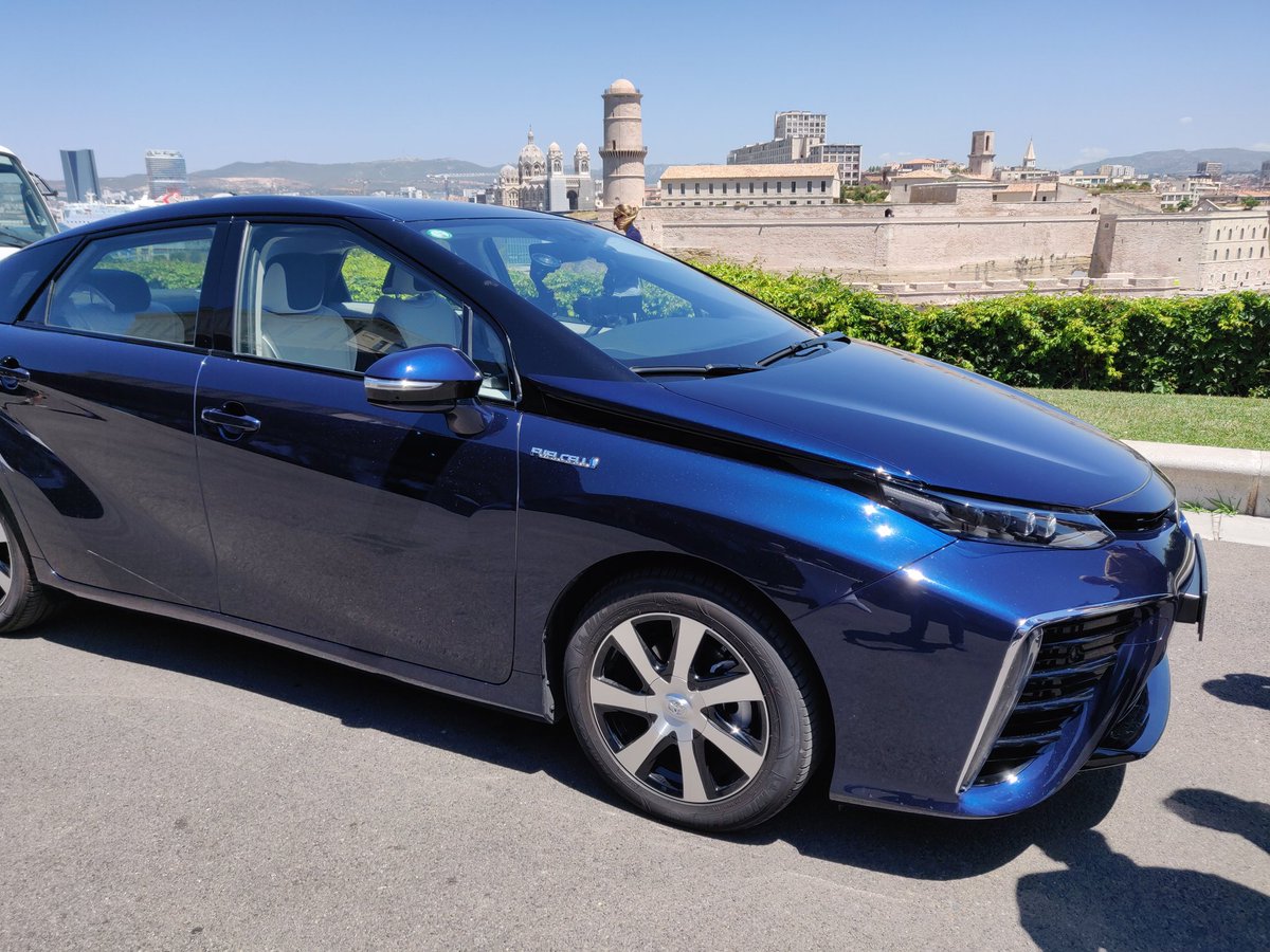 H2Colombia's tweet photo. Un poco menos conocida que la Tesla pero no menos impresionante. La Toyota Mirai es el vehículo a hidrógeno mas vendido del mundo. Zero emisiones CO2, una autonomia de más de 500 km y un tiempo de recarga inferior a 5 minutos. #MovilidadSostenible #FuelCell #H2Colombia #TOYOTA https://t.co/Lax1gHQ6Xk