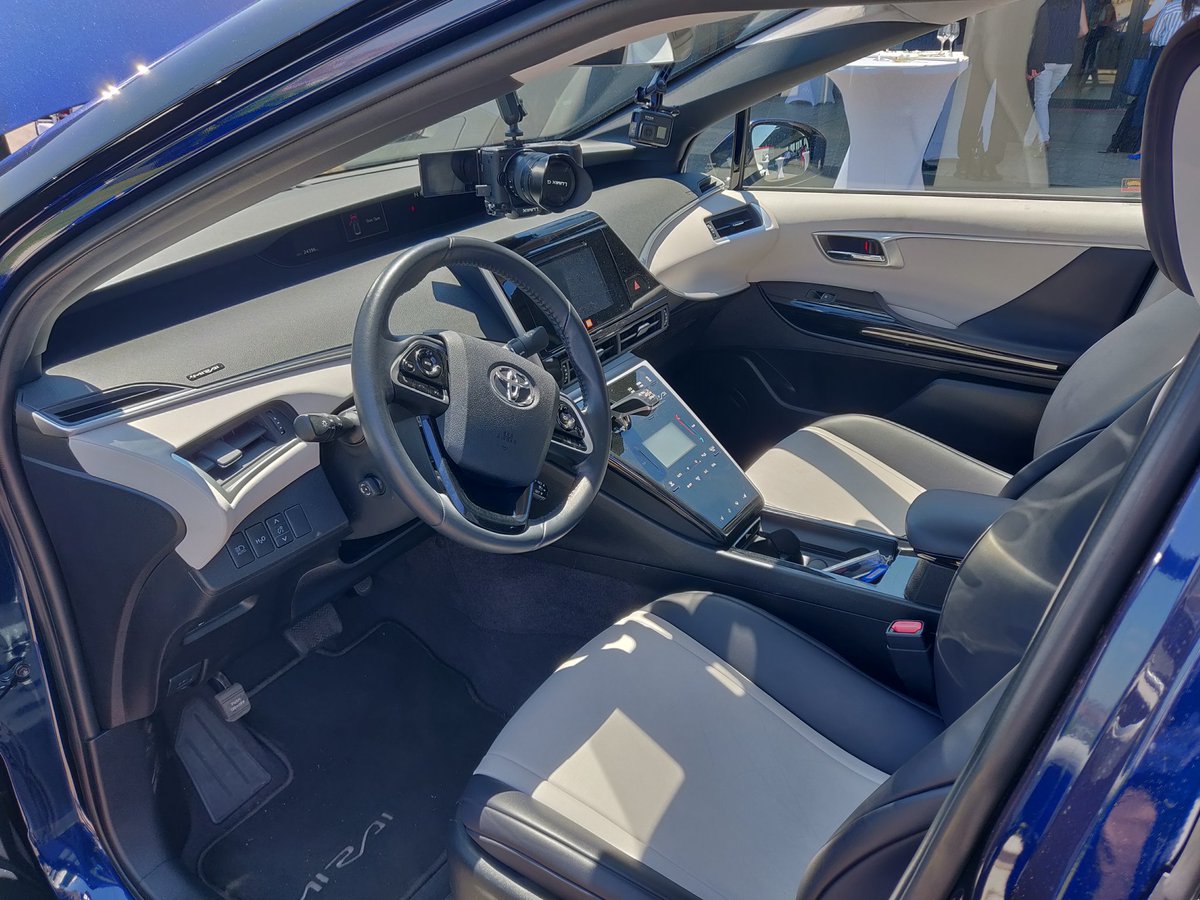 H2Colombia's tweet photo. Un poco menos conocida que la Tesla pero no menos impresionante. La Toyota Mirai es el vehículo a hidrógeno mas vendido del mundo. Zero emisiones CO2, una autonomia de más de 500 km y un tiempo de recarga inferior a 5 minutos. #MovilidadSostenible #FuelCell #H2Colombia #TOYOTA https://t.co/Lax1gHQ6Xk