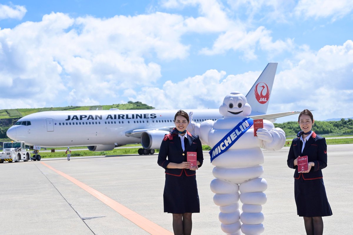 Michelin Jp ミシュラン公式 على تويتر 本日は長崎空港 ミシュランガイド福岡 佐賀 長崎 19特別版 のプロモーションです 乗客の皆さんに記念品をプレゼント Jalのcaさん 地上整備スタッフさんと長崎発羽田行jl612 便の前で記念撮影 いってらっしゃ い