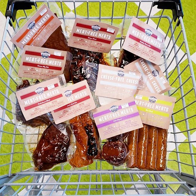 RabbitFoodVegan's tweet photo. Fresh delivery from @theherbivorousb! All Vegan - Filet Mignon, Porterhouse Steaks, Rib-Eye Steaks, Hickory Bacon, Havarti, Brie, Beer Brats, Smoky House Ribs, Korean Ribs, Hawaiian Ribs, Deli Turkey #meatfreemeat #cheesefreecheese
🐰
🥕
🛒
All Vegan, All the Time! Open daily f… https://t.co/sdrTgfDhYT