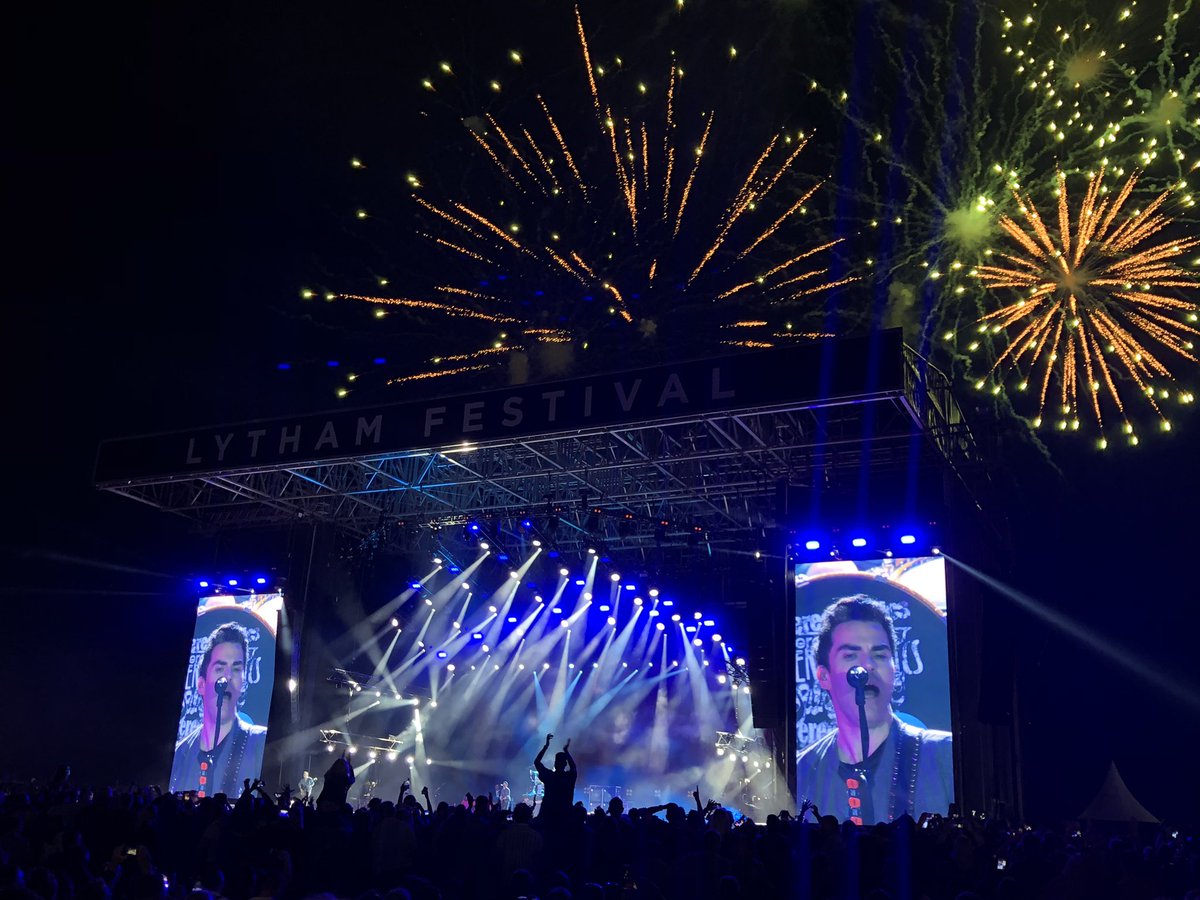 BBCFrediani's tweet image. Superb @stereophonics at @LythamFestival #LF10