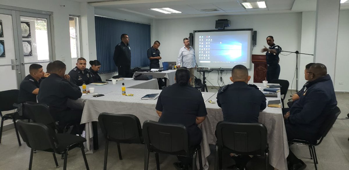 policiadepanama's tweet photo. #SeguridadCiudadana El cuerpo de docentes policiales y tácticos de la Escuela de Oficiales de Policía conocieron los avances de los modelos de #PolicíaComunitaria en virtud del programa #SECOPA, de parte del equipo técnico de la Policía Nacional y consultores. https://t.co/NVpLJ9aEBA