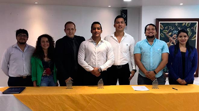 #ATENCIÓN Profesionales de salud exigen que se mantenga presencial el sorteo del Año de Salud Rural. 
Te contamos la razón ➡️ bit.ly/2LiSzny 
<a href="/ANAMER_Nacional/">ANAMER</a> <a href="/forosaludec/">⚕️ FORO SALUD PÚBLICA 🇪🇨</a> <a href="/MasquemedicosEc/">MasquemedicosEcuador</a> <a href="/FedeSaludRural/">F.P.S.R.</a> <a href="/RedEnf_Ecuador/">RED UNIÓN NACIONAL DE ENFERMERA/OS DEL ECUADOR🇪🇨</a> <a href="/catalinaandramu/">Catalina Andramuño</a> @cmpichincha