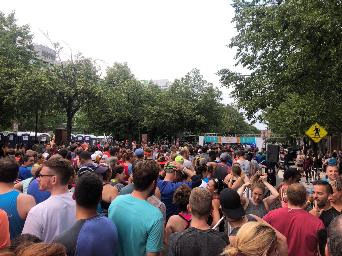 EversourceMA's tweet photo. A beautiful night for the Cambridge @Classics5K! Team #EversourceMA is ready to run 🏃‍♀️🏃‍♂️. All proceeds from this race benefit the Cambridge Rindge and Latin Public School Track Team. https://t.co/dsvu6galMm