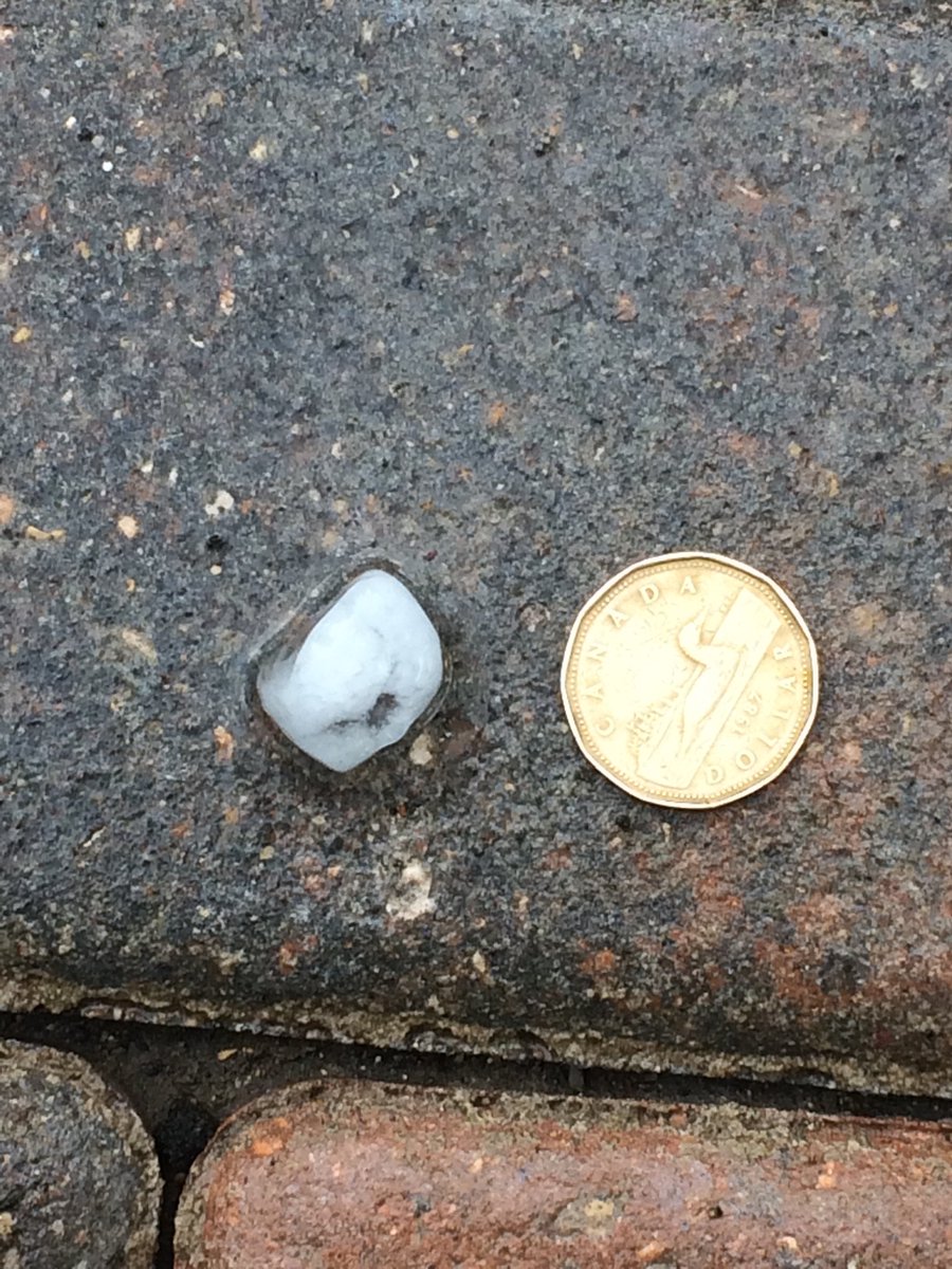 Bgff21's tweet photo. Thunderstorm with hail west of Brandon #mbstorm https://t.co/zPeuIEy6ay