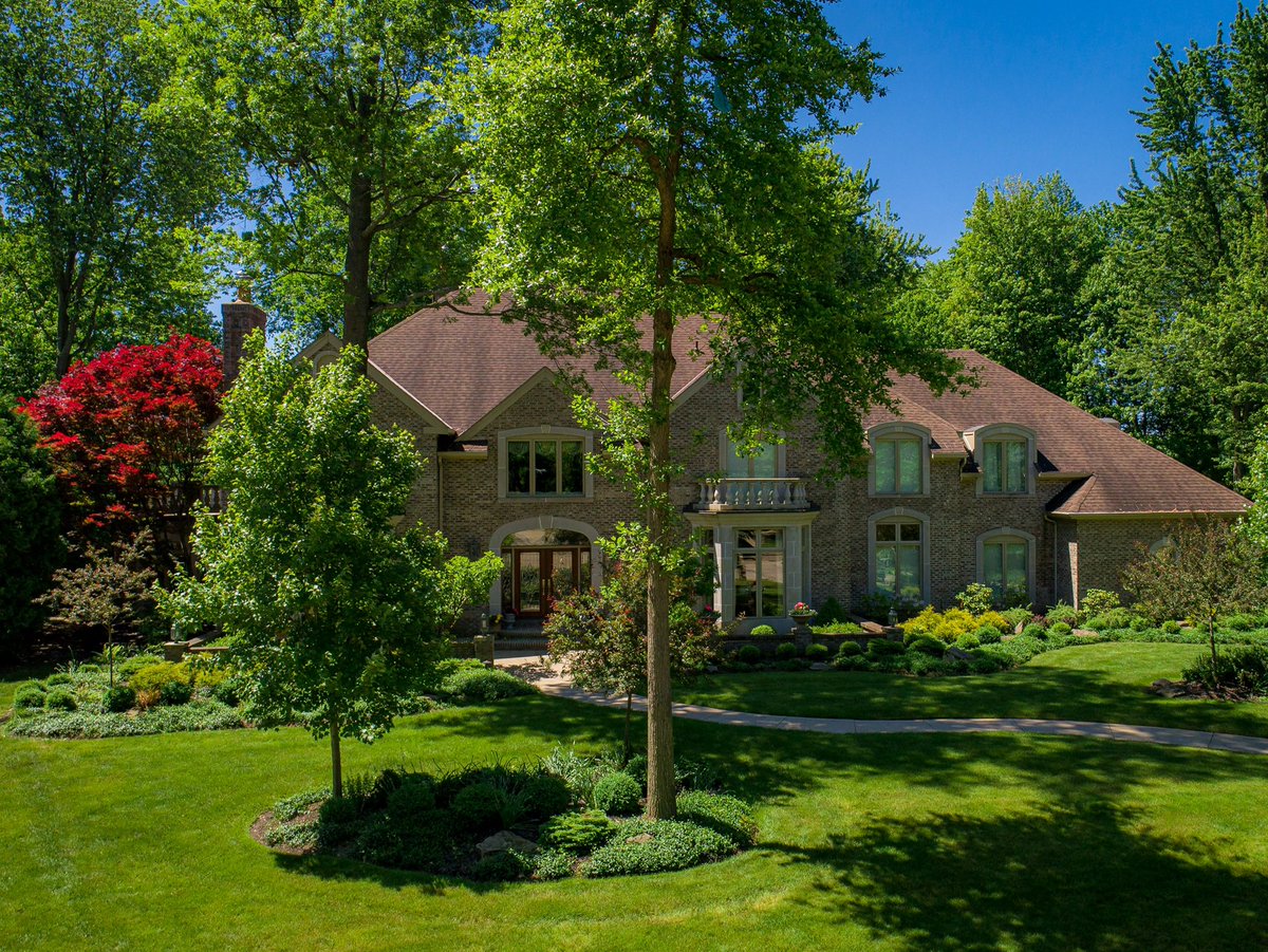 WayUpAerial's tweet image. FOR SALE: 32431 Nottingham Dr in Avon Lake OH. Click here for full exterior/interior video tour:
youtu.be/U8tlz74MLTc
#wayupaerialimages #forsale #homesforsale #luxuryhomes #luxurylistings #realestate #ohiorealestate #kimcranegroup #newlisting #luxuryrealestate #avon #ohio