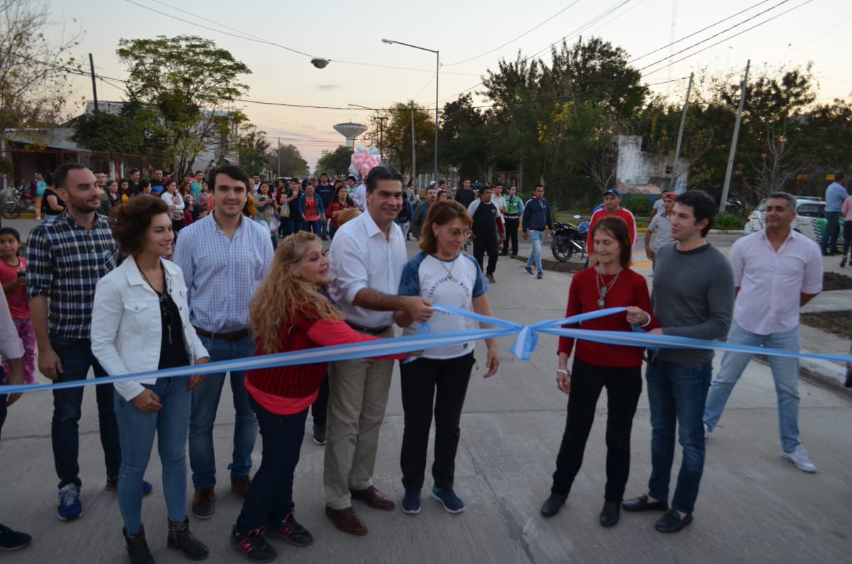 MuniResistencia's tweet photo. 🛣🥳❤👏CRECE #RESISTENCIA CON NUEVAS #CuadrasPavimentadas

Seguimos haciendo realidad el histórico plan de #ObrasPúblicas, ahora inaugurando nuestro intendente, @jmcapitanich, junto a #Familias cuatro nuevas cuadras de pavimento urbano en la #Chacra126 de #VillaDelParque... https://t.co/4440RniO4T