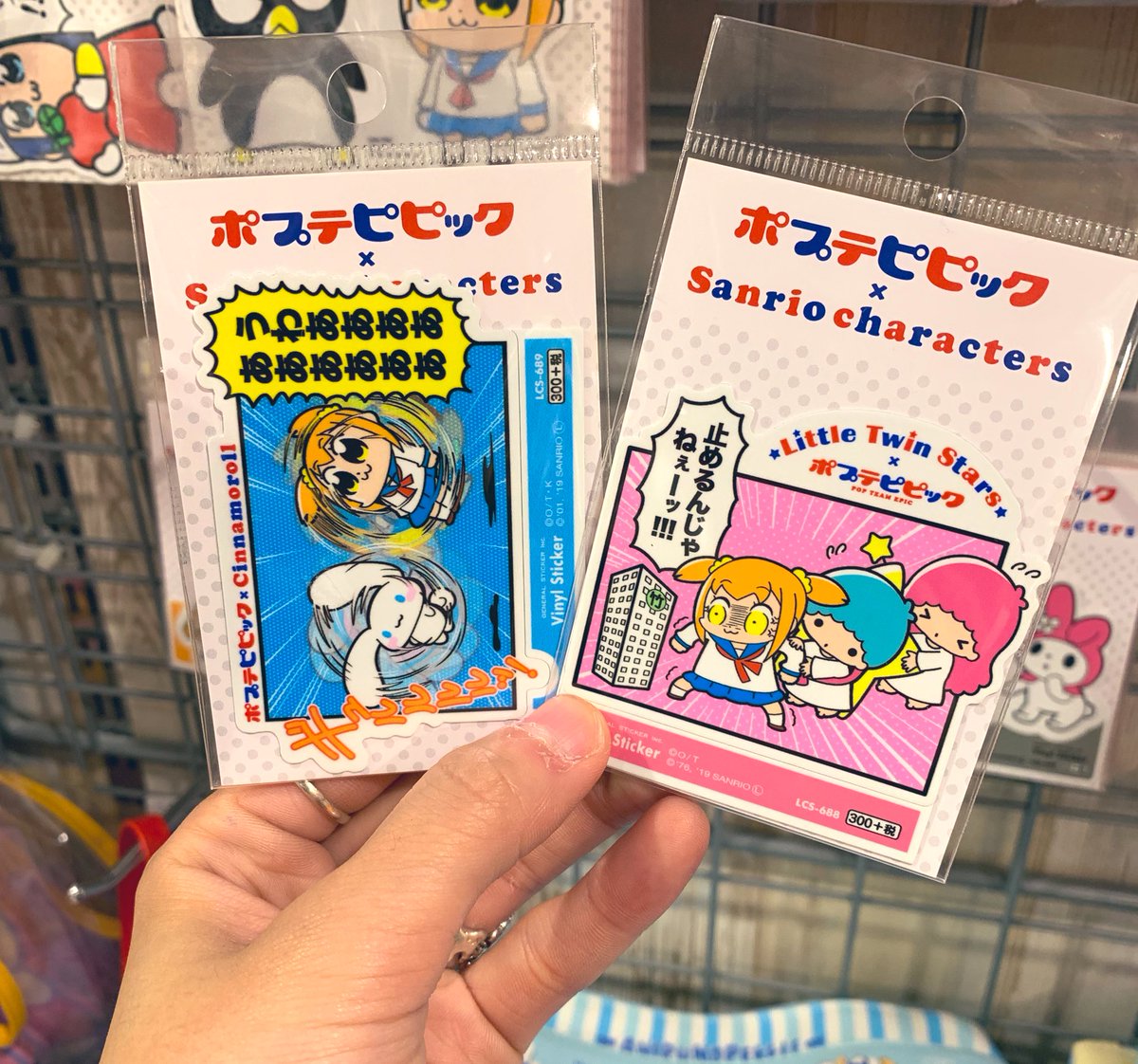 ヴィレッジヴァンガードﾙﾐﾈｴｽﾄ新宿店 サンリオ ポプテピ サンリオ ポプテピ コラボシリーズの ステッカーが入荷しました ばつ丸コラボ キティちゃんコラボは 存在感抜群のビッグサイズ コラボtシャツも 絶賛販売中 サンリオ ポプテピ