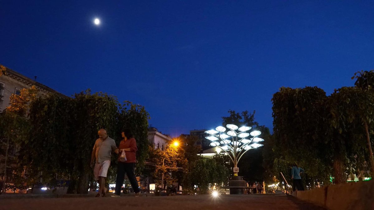 UNDPMoldova's tweet image. #Chisinau ☀️#solartrees are lightning the way! To a beautiful &amp;amp; sustainable #greencity! bit.ly/2NR0tqt