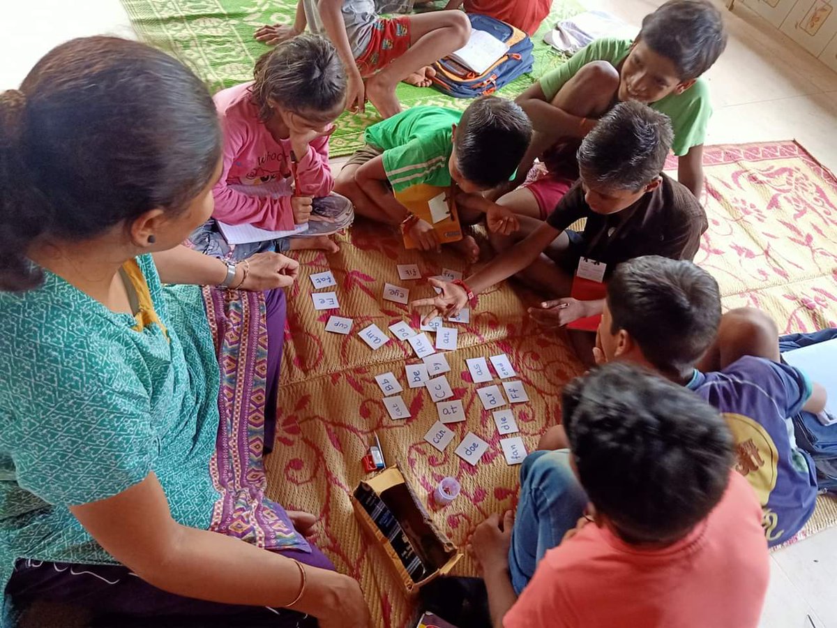 #AXFAndheriEast uses sight cards to teach their students two-letter and three-letter words. A great activity for reading readiness :)

#AXF #AndheriEast #ReadingReadiness #Mumbai #Ngo #education #educational #edchat #books #elearning #AcademicTwitter #Class