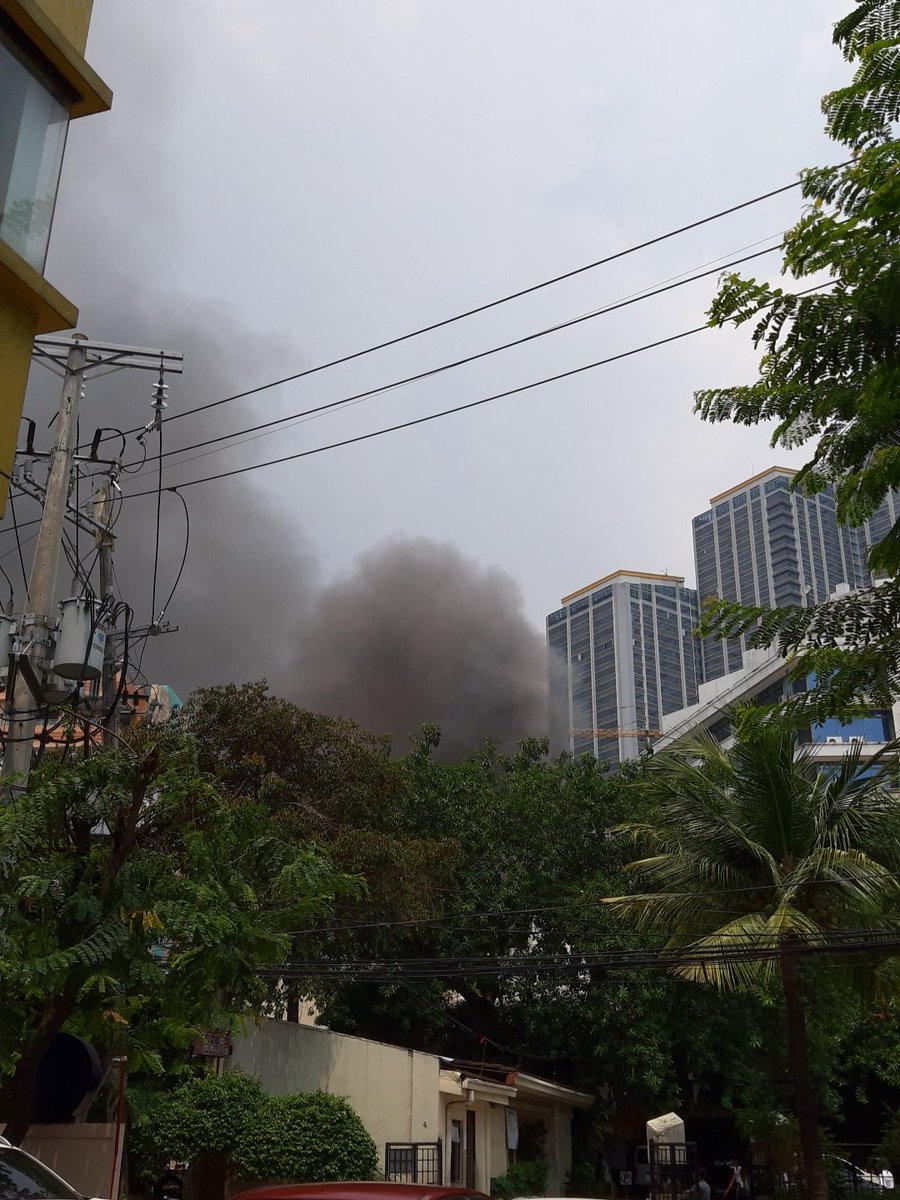 danagana7's tweet photo. @TXTFIRE view from ymca makati dao street. Fire in Kamagong street https://t.co/efDdkXZGcO
