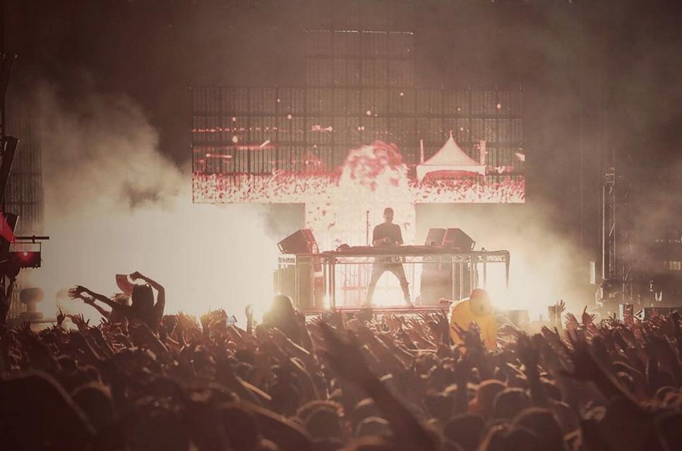 ChasingSummer's tweet photo. Feelin these Summer Days β #TBT double-shot with two-time Chasing alum β16 + β18 @MartinGarrix π₯ Who are you most excited to see in β19? #CSMF2016 #CSMF2018 #CSMF2019 https://t.co/fw5kU75ogs