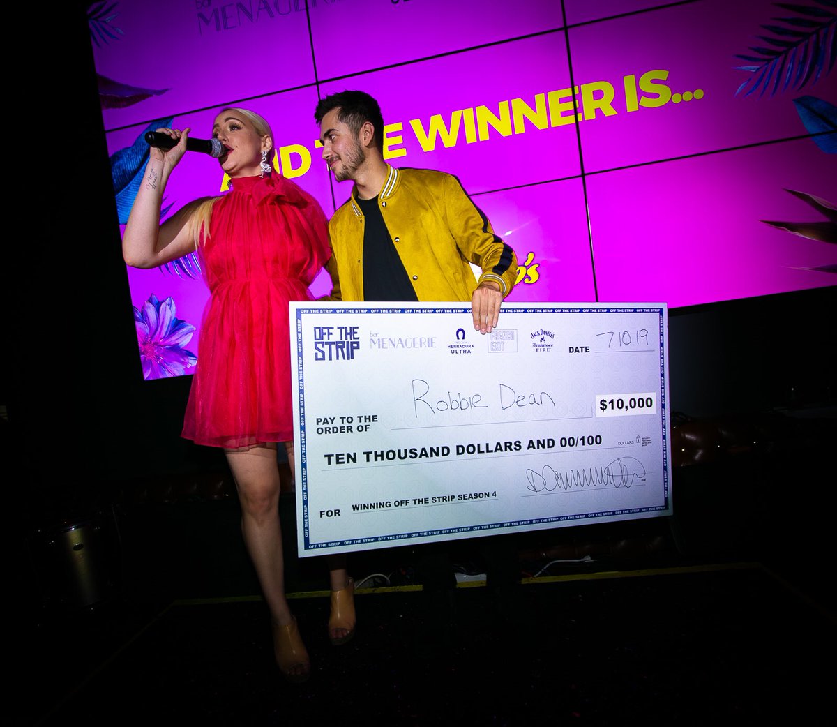 And the winner of #offthestripweho season 4 is <a href="/robbie_dean1/">Robbie Dean</a> 
🎤🎉🎉🎉💸💸🍾

#weho #singingcompetition #roccosweho