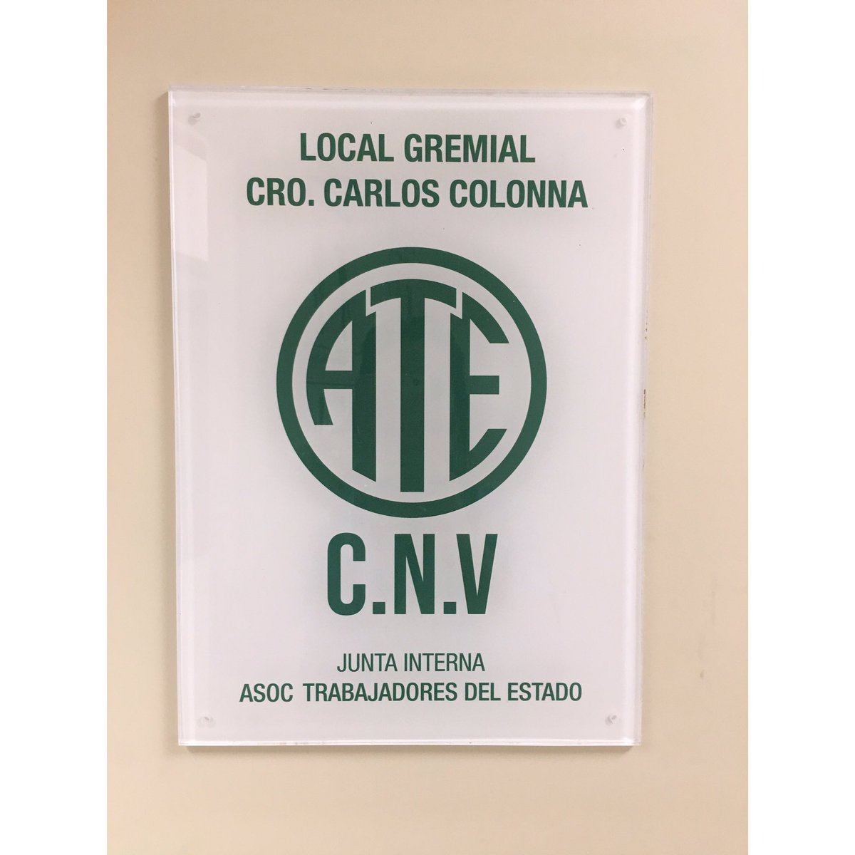 ATE_Junta_CNV's tweet photo. En el día de hoy con la presencia de su hija, sus compañeros, varias juntas internas y miembros del consejo directivo de Ate Capital, se realizó un homenaje a nuestro Compañero Carlos “Negro” Colonna, a un año de su desaparición física.
¡Hasta la Victoria, siempre! https://t.co/JkZc9Y8c6m