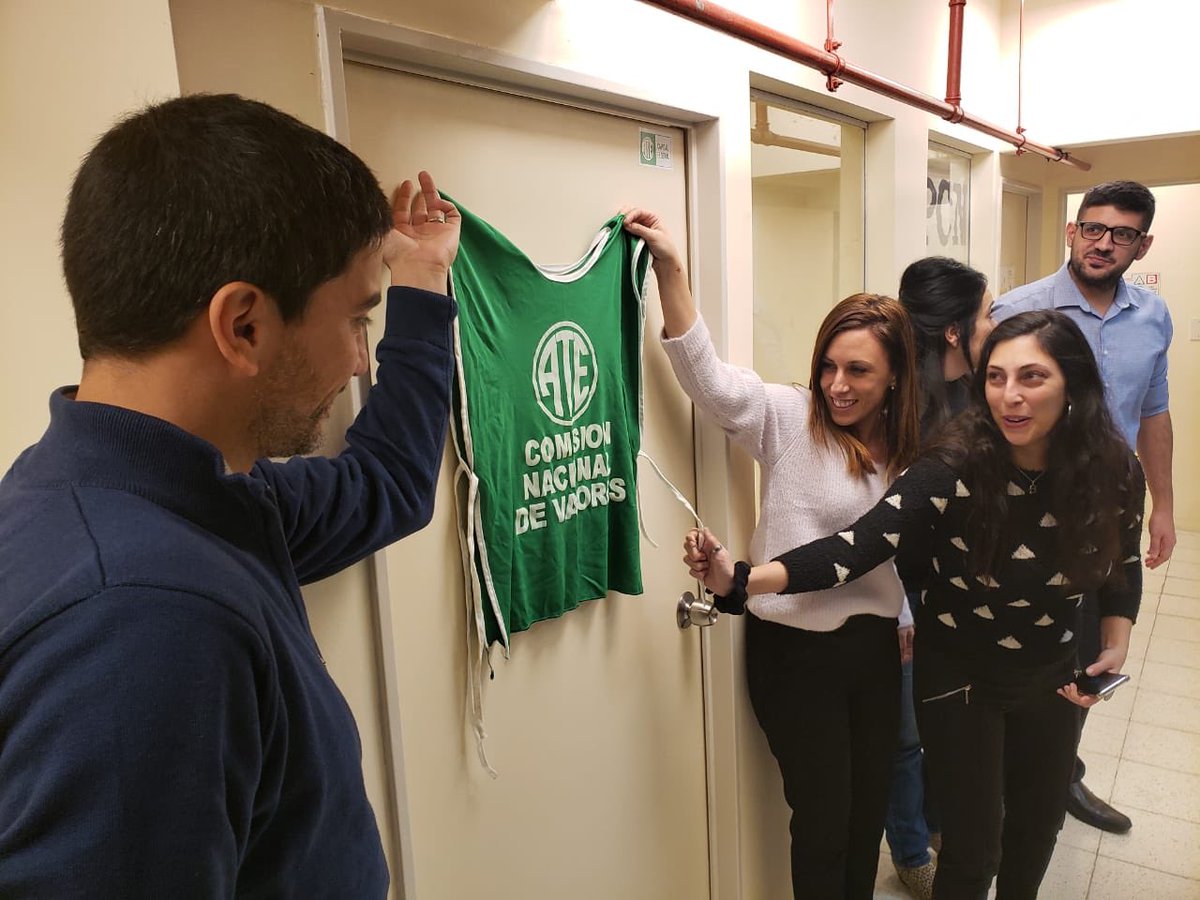 ATE_Junta_CNV's tweet photo. En el día de hoy con la presencia de su hija, sus compañeros, varias juntas internas y miembros del consejo directivo de Ate Capital, se realizó un homenaje a nuestro Compañero Carlos “Negro” Colonna, a un año de su desaparición física.
¡Hasta la Victoria, siempre! https://t.co/JkZc9Y8c6m