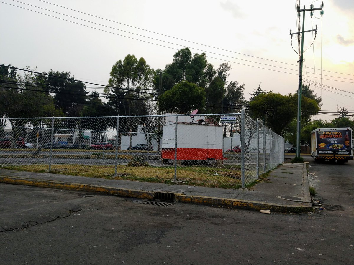 vegaisra's tweet photo. Cómo definen un gandalla urbano? Aquí un ejemplo, de apropiación del espacio público. Un gandalla cercó un camellón y parte de la vialidad, podrán ayudar a revisar su legalidad @paojimh @MarletRodea @star__gz, ustedes que tienen línea directa con el área competente, por favor! https://t.co/rCET5a5huY