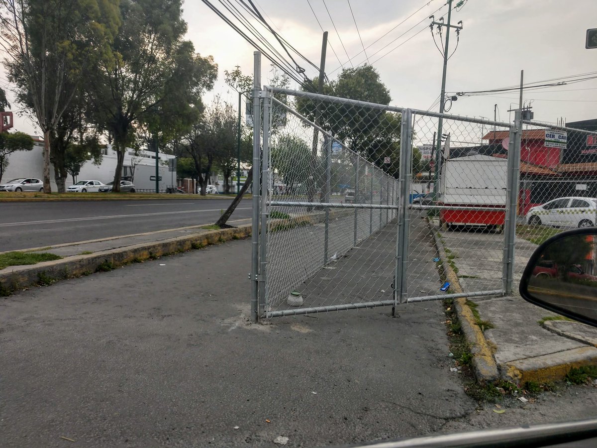vegaisra's tweet photo. Cómo definen un gandalla urbano? Aquí un ejemplo, de apropiación del espacio público. Un gandalla cercó un camellón y parte de la vialidad, podrán ayudar a revisar su legalidad @paojimh @MarletRodea @star__gz, ustedes que tienen línea directa con el área competente, por favor! https://t.co/rCET5a5huY