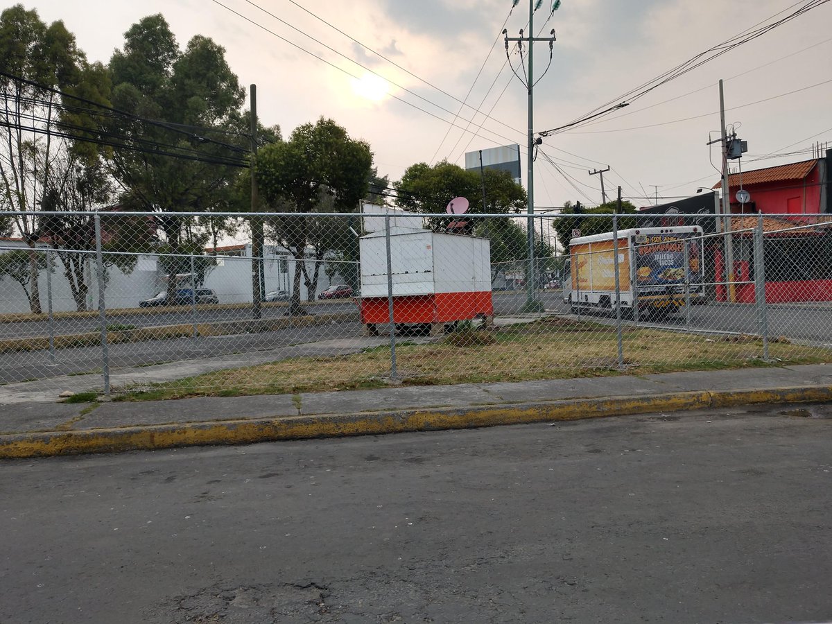 vegaisra's tweet photo. Cómo definen un gandalla urbano? Aquí un ejemplo, de apropiación del espacio público. Un gandalla cercó un camellón y parte de la vialidad, podrán ayudar a revisar su legalidad @paojimh @MarletRodea @star__gz, ustedes que tienen línea directa con el área competente, por favor! https://t.co/rCET5a5huY