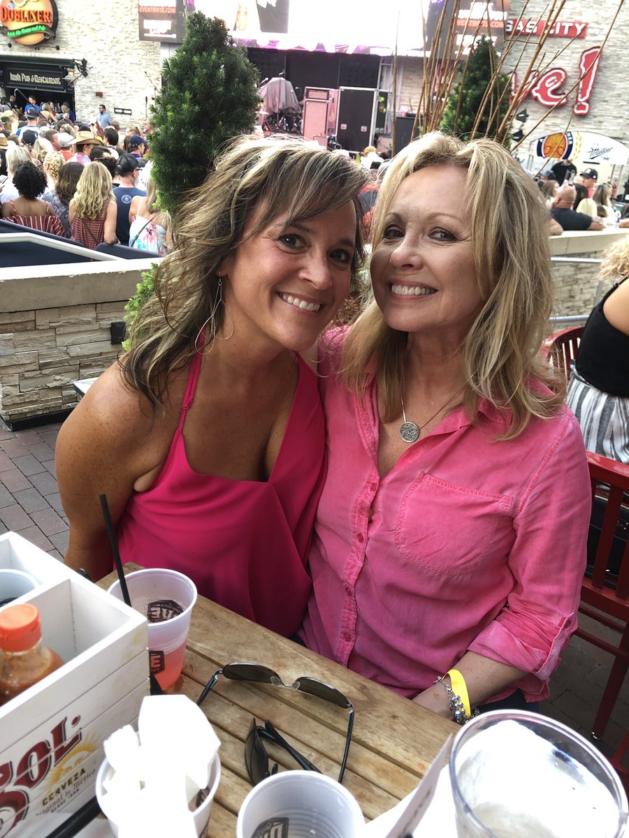 LisaBernholtz's tweet photo. #HCNKC ready to have a drink in problem 😜 https://t.co/iBmtmBb3qK
