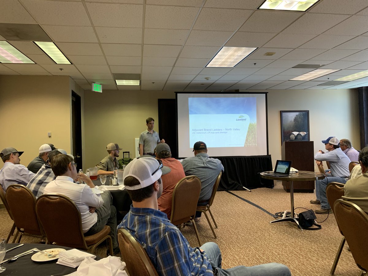 AGRICENLIFER's tweet photo. @JoeScienceLPI discusses #LovelandProducts To-On-In #adjuvant technology powered by #LeciTech to @NutrienAgRetail #NorthValleyDivision #Liberate #Li700 #ChoiceTrio https://t.co/lhgqCiHBjJ