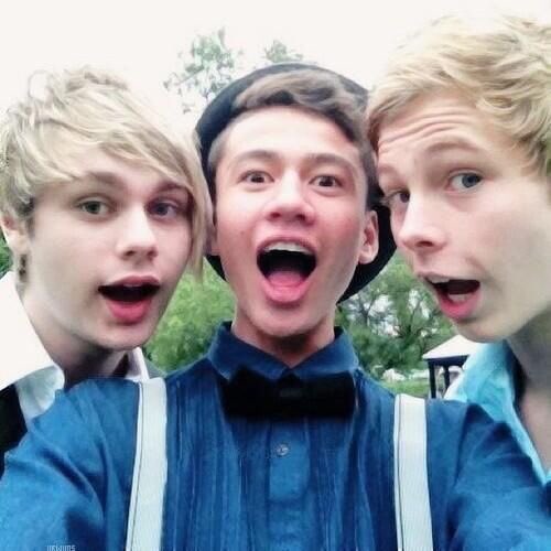 Calnum5SOS's tweet image. even tho 5sos are really famous now i still see them as these dudes