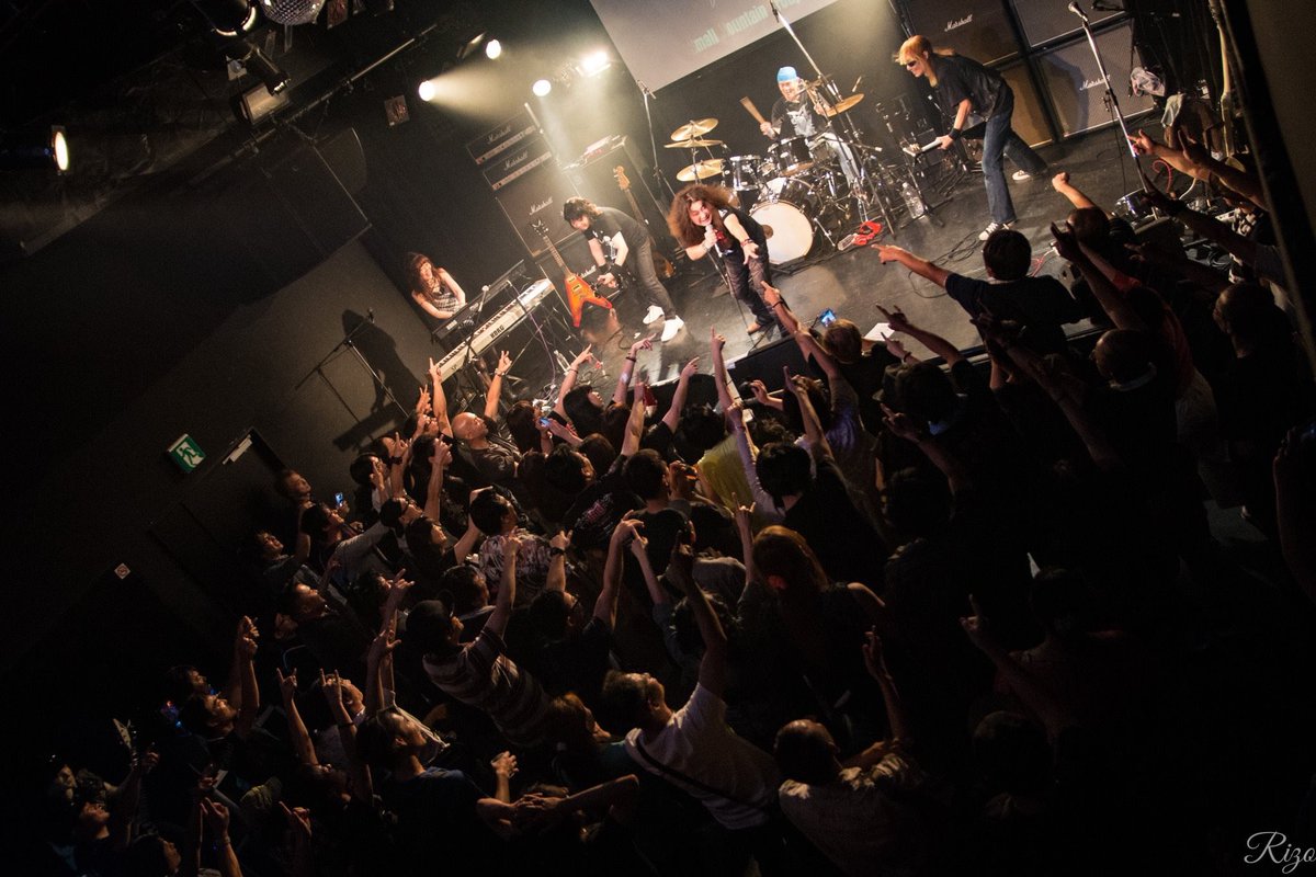 勿論演奏は上手いに越した事はないけど演奏が上手いとか下手とかコンテストじゃないんだから。。
ライブバンドなら上手いバンドはお客さんを楽しませられるバンドが上手いんだけどなぁ。
楽器演奏だけでなくてライブ会場の空気を作る技術も大事よ。。