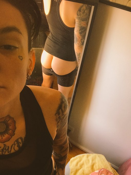 It&rsquo;s so fucking hot. Sweat ass. Ugh. https://t.co/p9JhORdmq8