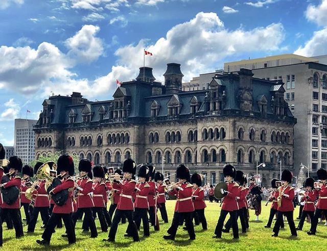 IGersOttawa's tweet photo. Have you seen the Changing of  Guard? It happens daily on Parliament Hill, until late August, starting at 9:50am. The Ceremonial Guard is drawn from two regiments-The Governor General's Foot Gaurds and The Canadian Grenadier Gaurds. It is quite a spectac… https://t.co/r8FAsqStGa https://t.co/PkqqWXS67L