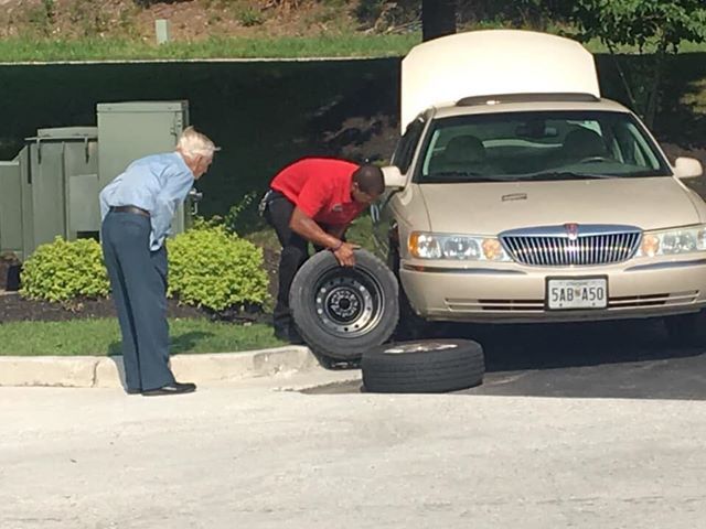 Severn Chick-Fil-A Manager Changes WWII Veteran's Tire In Act Of Kindness baltimore.cbslocal.com/2019/07/11/chi…