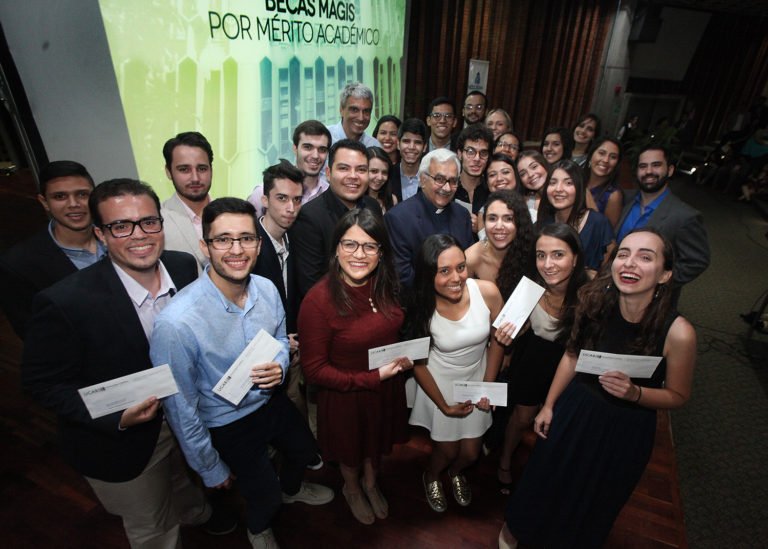 enlaucab's tweet photo. Durante el #BrindisdeGraduandos2019, los 28 estudiantes con los mejores promedios de sus carreras recibieron las #BecasMagis, que cubrirán 50% del costo de la matrícula de cualquier programa de postgrado de la UCAB que los jóvenes quieran cursar
https://t.co/CQma4uJrhd https://t.co/u7ZlbLj1gZ