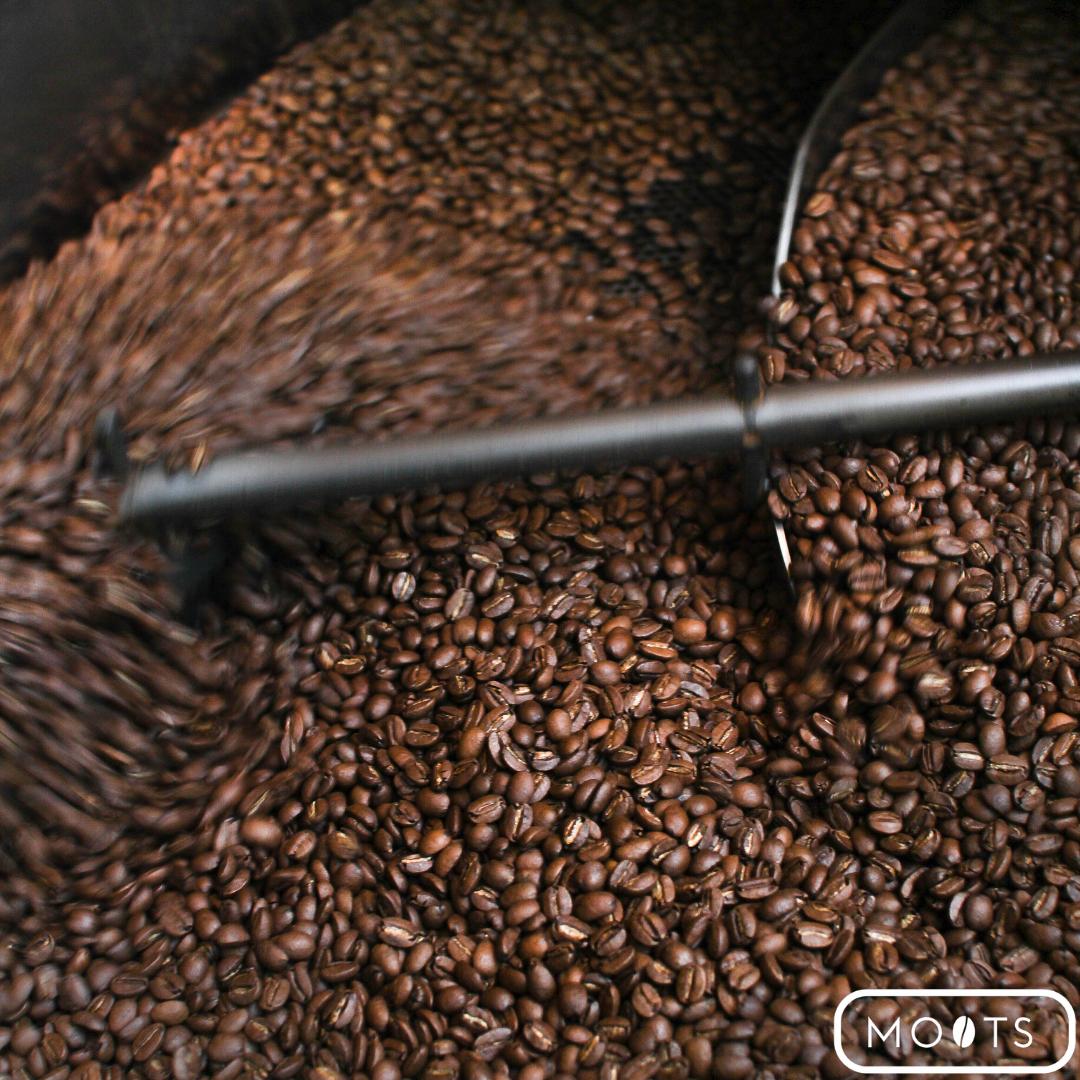 El tostado influye en la frescura y sabores de nuestro café. A menor grado de tueste, el café posee mayor frescura, con sensación de sabores cítricos y notas dulces. A mayor tueste, el café obtiene más cuerpo e intensidad y el sabor es más fuerte con notas a chocolate.